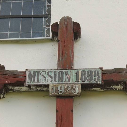 Kříž v Nových Losinách u kostela