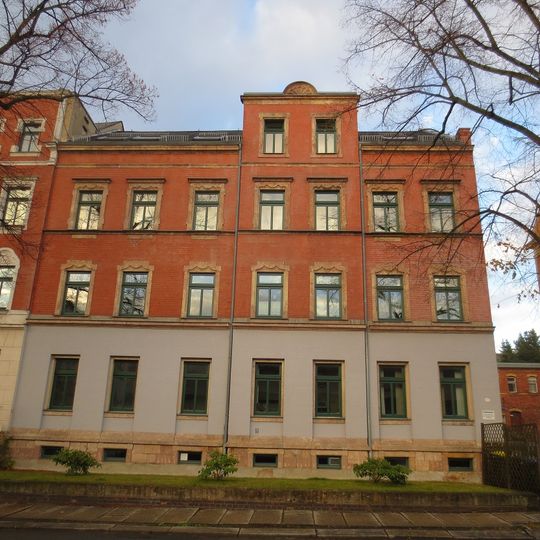 Mietshaus in halboffener Bebauung mit Vorgarten Wilhelm-Weber-Straße 18