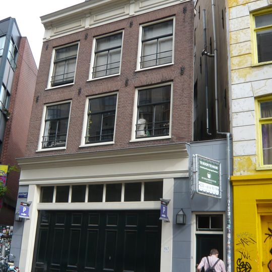 Huis met gevel onder rechte lijst