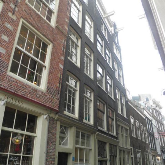 Pand met gave, zeer smalle gevel onder verhoogde lijst