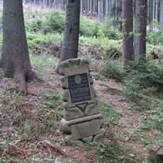 Kříž východně od Žernovníku v lese