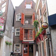 Huis met gevel onder rechte lijst met triglyfen