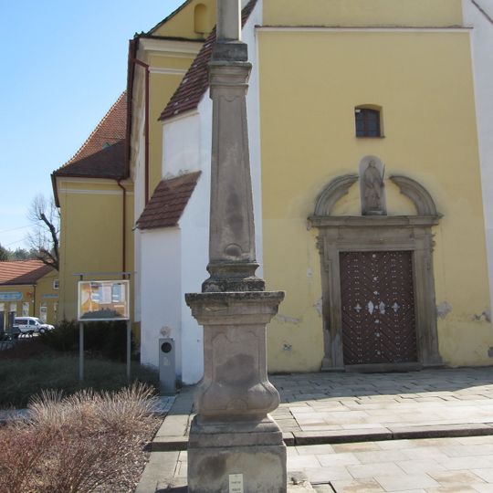 Kříž před kostelem na náměstí v Koryčanech