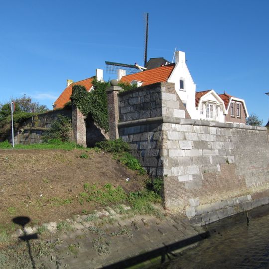 Fortificatie van hardsteen, aangebracht terzijde van de toegang tot de nieuwe haven
