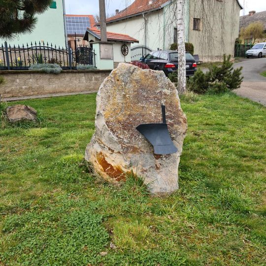 Památník orby v Litohlavech na návsi