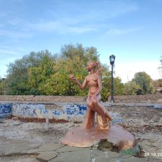 Дівчина на камені