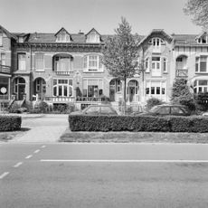 Vier aangrenzende herenhuizen