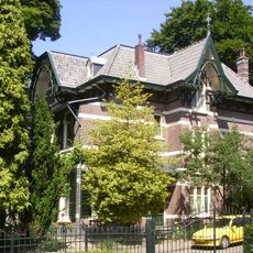 Villa "Arti" met hekwerk