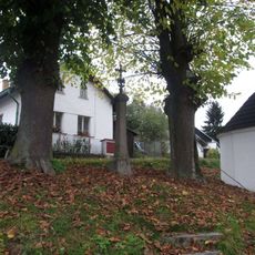 Kříž u kaple v Oselcích