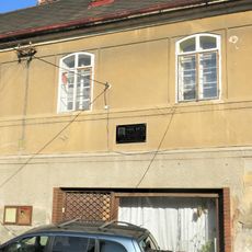 Pamětní deska Karla Krčka na domě Smetanova 64 ve Zlonicích