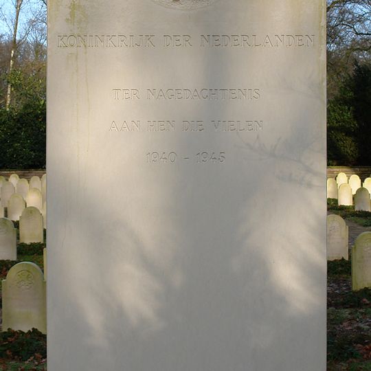 Gedenkzuil op het Nederlands Ereveld