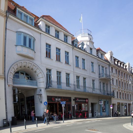 Straßburg-Passage; Wohn- und Geschäftshaus in geschlossener Bebauung, mit originaler Ladenfront Jakobstraße 34