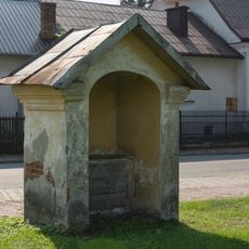 Kapliczka w ogrodzeniu II