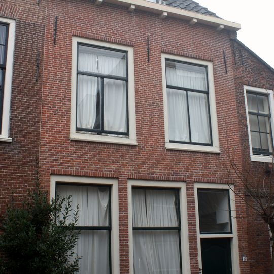 Wevershuisje. Trapgevel bekroning gesloopt