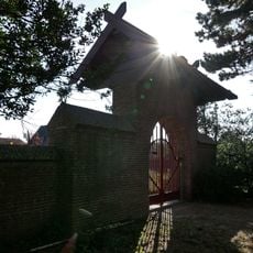 Complex Sint-Adelbertabdij: ingangspoort met aansluitende tuinmuren