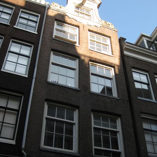 Pand met gevel onder gebeeldhouwde klokvormige zandstenen top