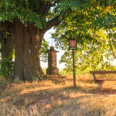 Kříž u cesty severně od osady Nové Dvory