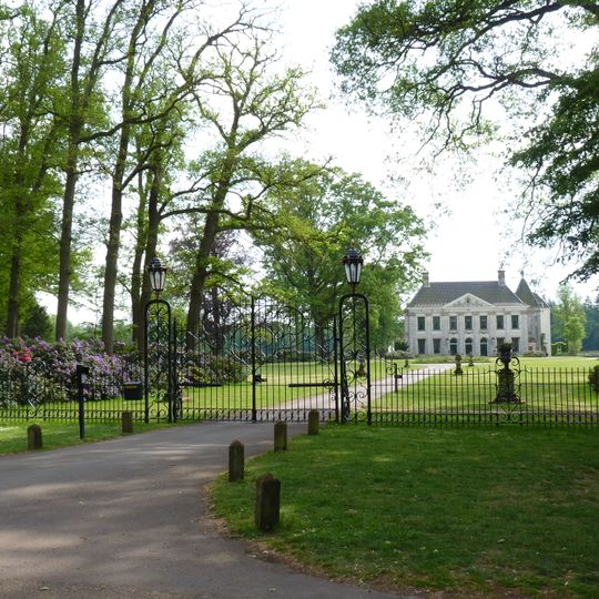 Singraven: toegangshek, gelegen aan het einde van de kasteellaan aan de zuidkant van de molendijk voor het huis singraven, behorende tot de buitenplaats singraven