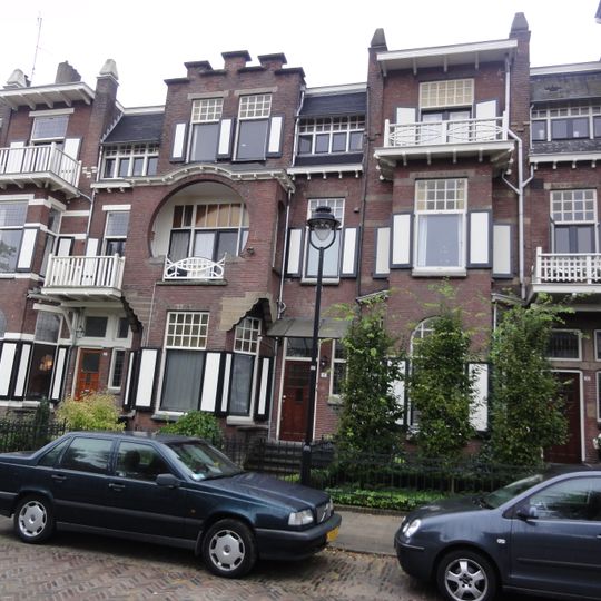 Rijtje van drie aaneengebouwde herenhuizen met hekken, thans met etage- en/of kamerverhuur