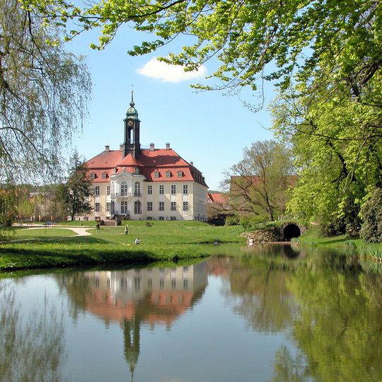 Sachgesamtheit Schloss Reinhardtsgrimma mit folgenden Einzeldenkmalen: Schloss und Steinbogenbrücke sowie Park , Badehaus , Grablege , 2 Wirtschaftsgebäude (