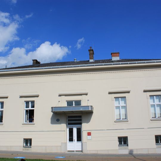Offizierskasino mit Brunnen und Umzäunung