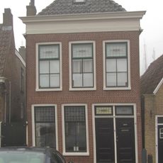 Pand met verdieping en recht afgesloten gevel onder schilddak