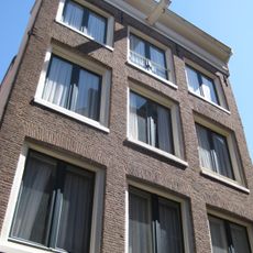 Pand met gevel onder rechte lijst