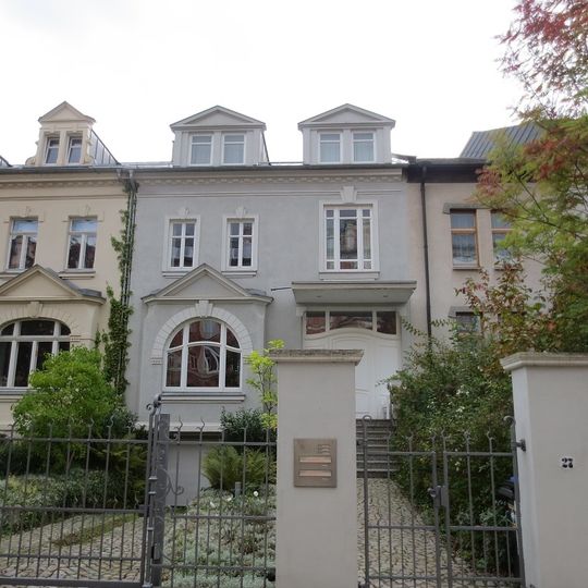 Wohnhaus in geschlossener Bebauung mit Vorgarten und Einfriedung Agricolastraße 27