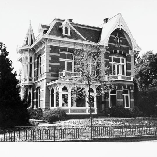 Langestraat 1, Delden