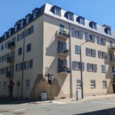 Doppelmietshaus (mit Alexander-Puschkin-Platz 2a) in halboffener Bebauung Goethestraße 106