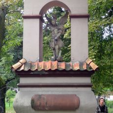 Kapliczka z rzeźbą drewnianą św. Michała Archanioła w Nałęczowie
