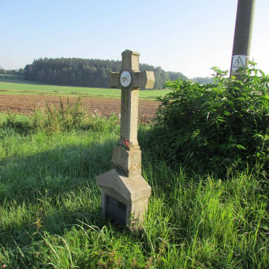 Kříž severně od Řemenova u silnice do Chválova