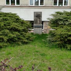 Pomník Jana Amose Komenského u školy v Komenského ulici v Mimoni