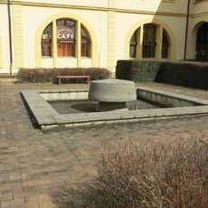 Kašna v parku u muzea v Chomutově