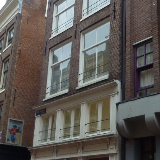 Hoekhuis met gevel onder