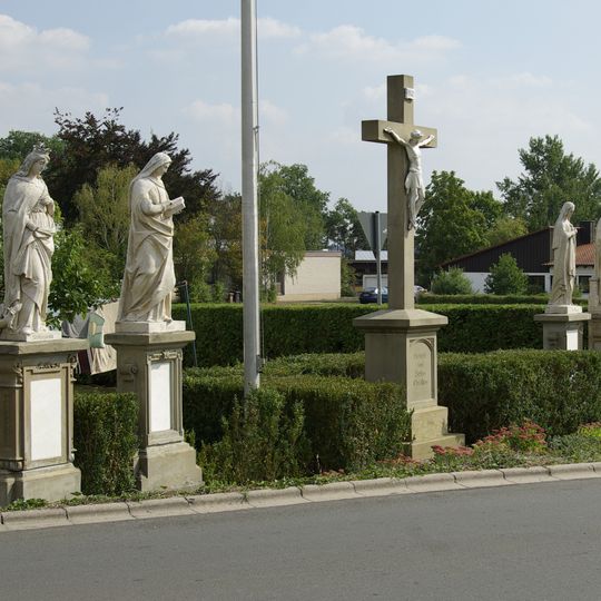 Figurengruppe mit Wegkreuz