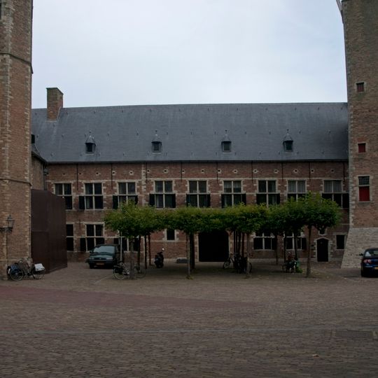 Abdijgedeelte tussen het Provinciehuis en de Balanspoort, voorheen zetel van het Polderbestuur van Walcheren en het Rijksarchief, oorspronkelijk een vicariswoning en brouwerij.