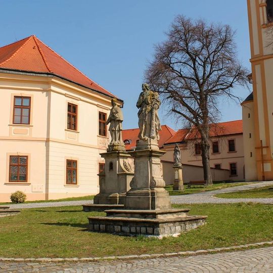 Socha svatého Judy Tadeáše v Nezamyslicích před kostelem