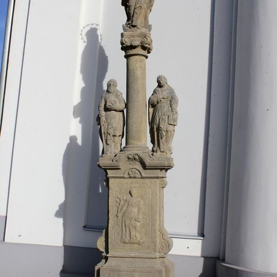 Mariánský sloup u kostela svatého Petra z Alkantary