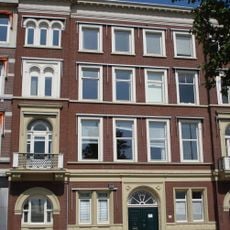 Pand, met drie verdiepingen en bakstenen lijstgevel met risalieten, cordonbanden en balcons op consoles