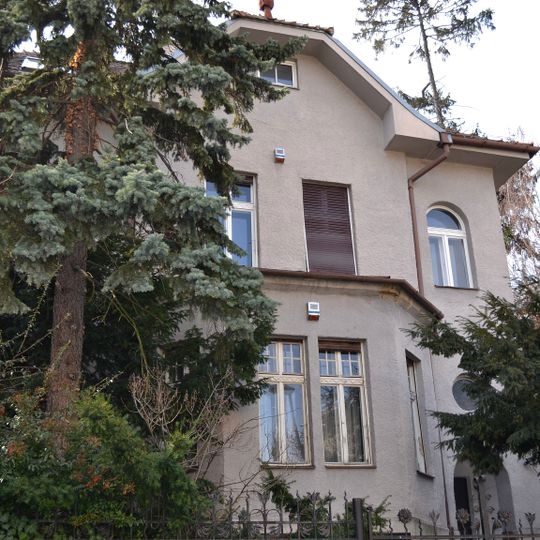 Vila so záhradou, vila