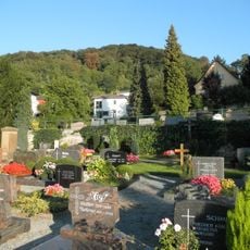 Friedhof mit alter Leichenhalle und diversen Grabmälern