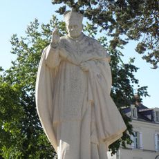 Statue du cardinal Suhard