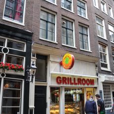 Pand met gevel onder rechte lijst