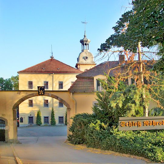 Schloss, zwei Wohn- und Wirtschaftsgebäude, Stallgebäude Hauptstraße 1