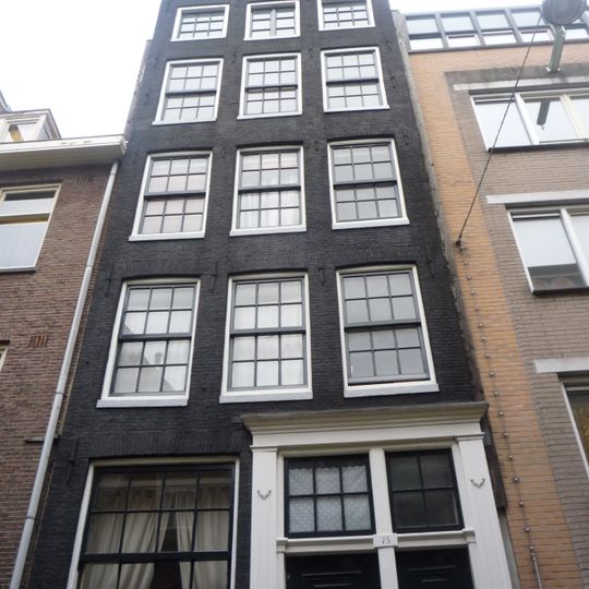 Pand met halsgevel met deuromlijsting