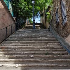 Stairs to reach historic campagne à Paris streets