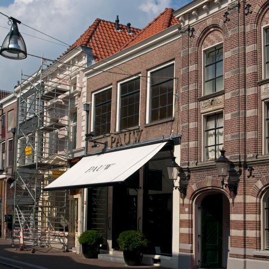 Pand met jongere lijstgevel