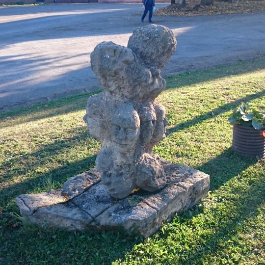 Plastika v Březíně na návsi