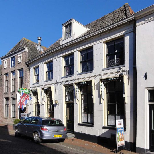 Pand met gepleisterde lijstgevel